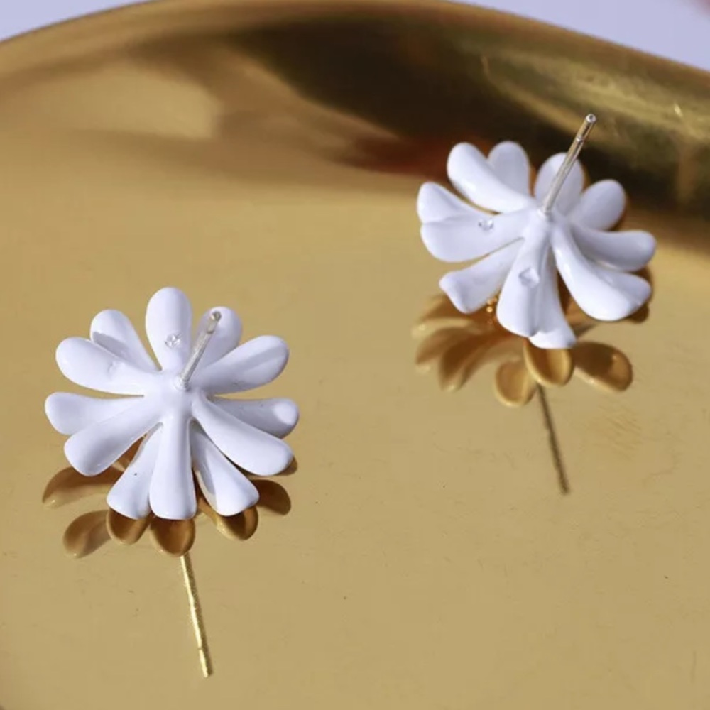 🌼 kate spade Daisy Stud Earrings - Picture 4 of 7
